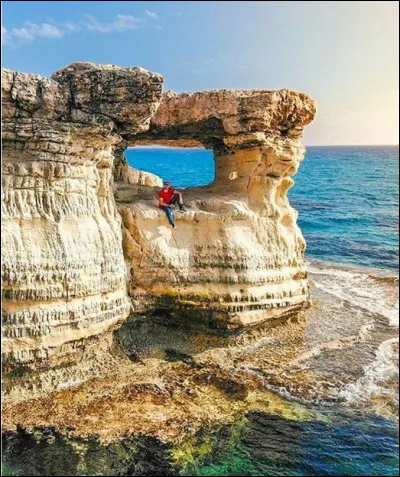 Chypre, à peine plus grande que la Corse (9 000 km²), n'a plus de train depuis 1931 : Ce devait pourtant être plus pratique pour transporter .... d'où provient son nom !