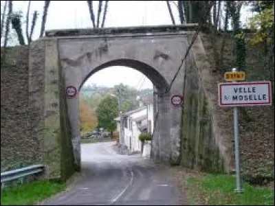 Nous sommes à présent dans le Grand-Est, à l'entrée de Velle-sur-Moselle. Village de l'arrondissement de Lunéville, il se situe dans le département ...