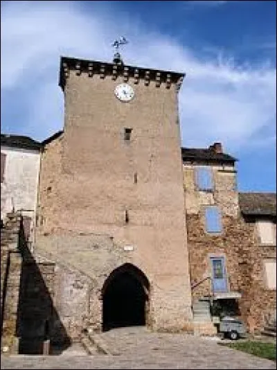 Vous avez sur cette image la porte de l'horloge de Viala-du-Tarn. Commune d'Occitanie, dans l'arrondissement de Millau, elle se situe dans le département ...