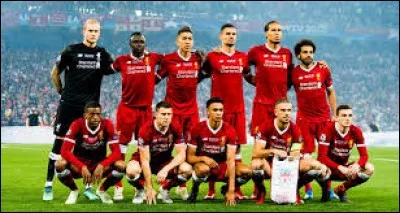 Dans quelle ville a été inaugurée la première gare ferroviaire au monde ?