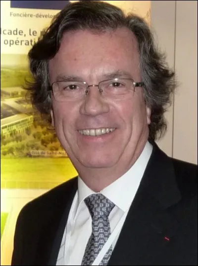 Il est presque vain de montrer son visage alors que la loi qu'il a pondue est de celle que l'on respire tous les jours ! Son nom aussi, d'ailleurs ; qui est ... (Complétez !)