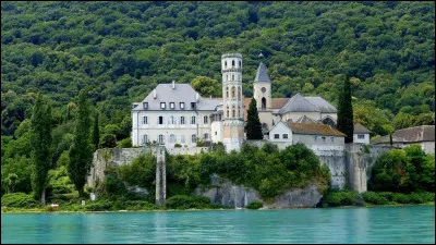 L'abbaye d'Hautecombe est située sur la rive occidentale du lac du Bourget. Dans quel département ?