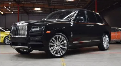 Dans le coffre, deux sièges et une petite table peuvent se déployer pour faire un pique-nique.