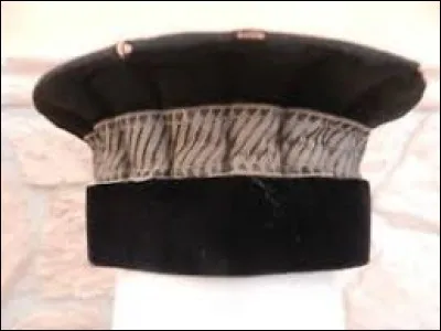 Le vase d'argent ou de cuivre, où surnage une veilleuse qu'on allumait dans la chambre du roi, a pour nom...