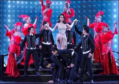 Année : 1942
Héros : Miss Marple
Personnages : Melchett/Basil/Dinah/Joséphine.
Indices : Inconnue/Accident d'avion/Cinéma/Changement d'identité.
Quel est ce roman ?