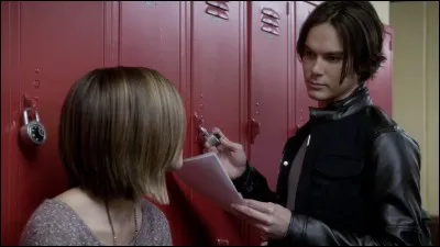 Avec qui Hanna sort-elle lorsque Caleb la quitte.