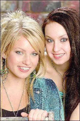 Qui sont les deux filles sur cette photo ?