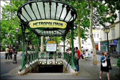 Quelle station se situe entre Poissonnière et Château Landon, sur la même ligne ?