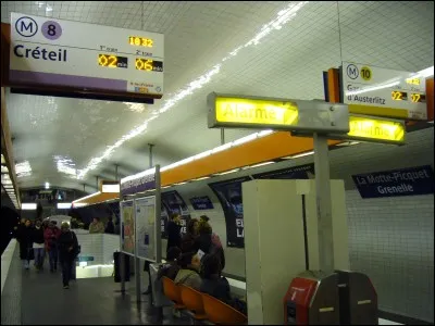 Combien de lignes de métro passent par la Motte Picquet-Grenelle ?