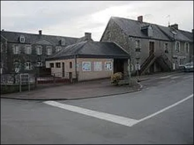 Nous sommes dans l'ancienne région Basse-Normandie, à Saint-Denis-le-Vêtu. Commune du bocage normand, en pays coutançais, elle se situe dans le département ...