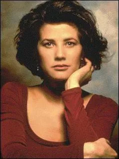 Dans quelle srie Daphne Zuniga interprte le rle de Jo Beth Reynolds ?