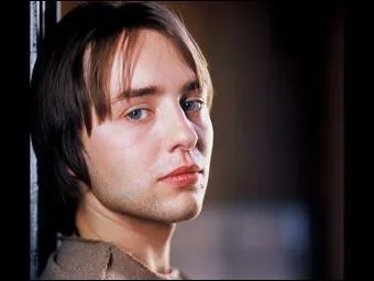 (Angel) Comment se prnomme le fils d'Angel ?