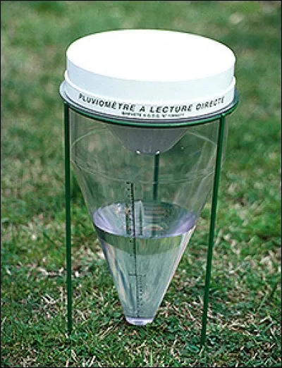 Un pluviomètre sert à mesurer la quantité d'eau pluie.