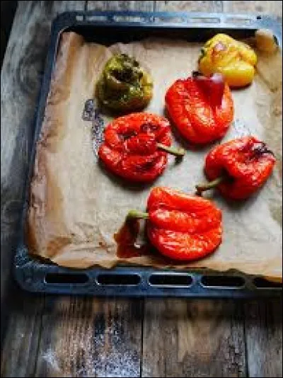 Sur cette photo, on peut voir des tomates.