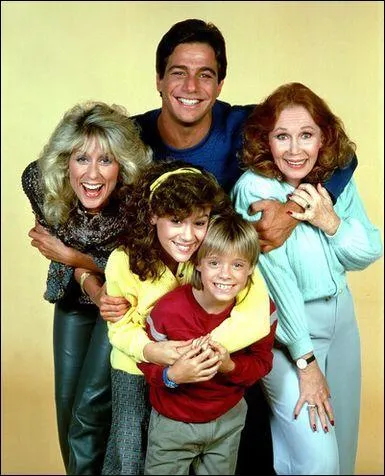 (Madame est servie) Comment se prnomme la mre d'Angela Bower ?