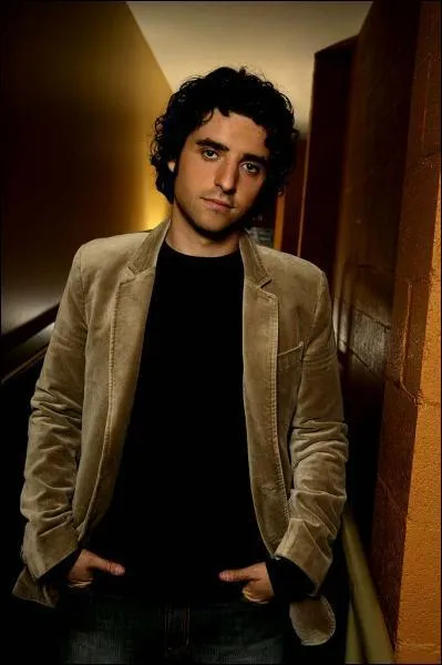 (Numbers) Quel est le nom de l'acteur qui interprte Charlie Eppes ?