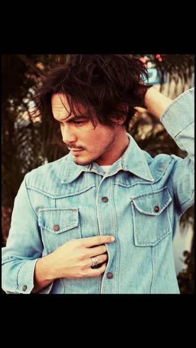 Avec qui Caleb est-il sorti ?