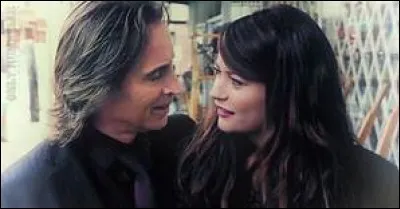 Quelles personnes sont présentes au mariage de Belle et Gold ?