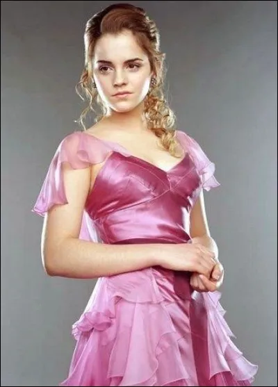 En quoi est faite la robe qu'Hermione a portée au bal et combien de temps a-t-elle mis pour la faire ?