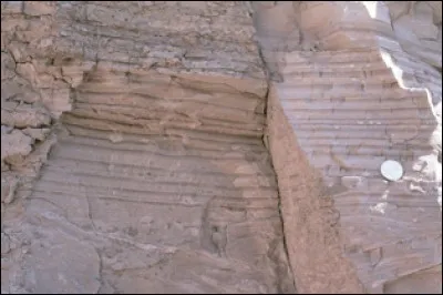 En géologie, c'est une couche sédimentaire déposée par la fonte des glaciers.
