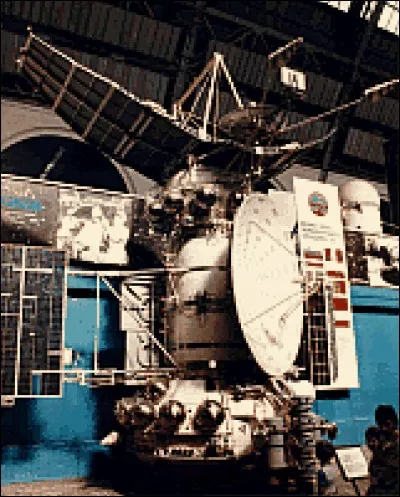 La sonde spatiale Venera 14 a atterri sur la planète Vénus au début des années 1980. Son poids "P" sur cette planète est égal à 4 450 N.
L'intensité de la pesanteur "g" sur Vénus = 8,9 N/kg
( "N" est une unité qui s'appelle Newton)

- La masse de la sonde est :