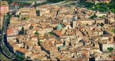 Petite ville française, dans le Vaucluse, proche du massif du Lubéron :