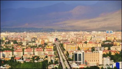 Ville du sud-est de la Turquie, située en bordure du grand lac du même nom :