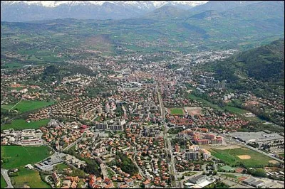Ville française, dans les Alpes, préfecture de 40 000 habitants :