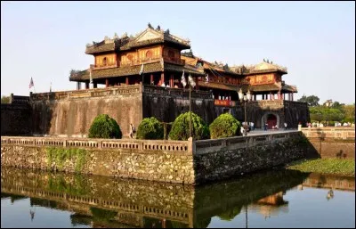 Ville du Vietnam ancienne capitale impériale, qui conserve un important patrimoine malgré les bombardements qui l'ont ravagée en 1968 :