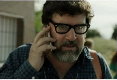 Comment s'appelle le policier amoureux de Raquel ?