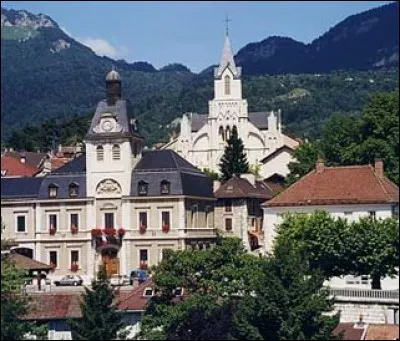 Ville française, située sur les contreforts orientaux du massif du Jura, entre la montagne et le lac Leman :