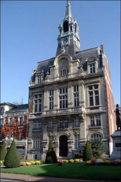 Petite ville de Picardie, située aux confins du Vermandois, du Santerre et du Noyonnais, à la limite est du département de la Somme :