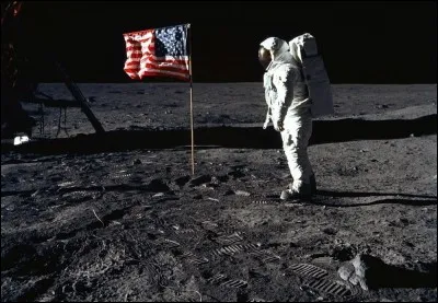 On cherche le poids d'un homme en newtons sur la Terre. 
On sait que son poids sur la Lune est de 128 N.
On a : gLune=1,6N/kg et gTerre=9,8N/kg
Calculez le poids de l'homme sur Terre