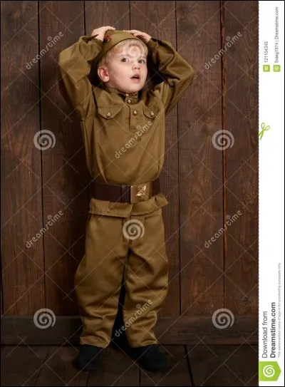 Comment est habillé son ami qui se trouve derrière la barrière ?