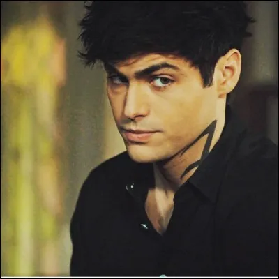 Qui découvre en premier qu'Alec est amoureux de Jace ?