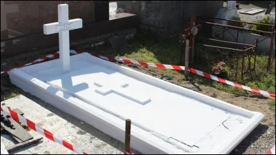 Qui a sauvé Alison en la sortant de sa tombe ?