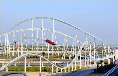 La montagne russe la plus rapide du monde " Formula Rossa " a une vitesse de 240 km/h.