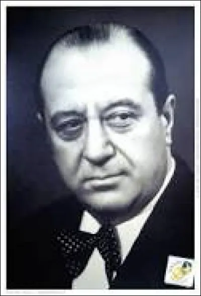 Pendant le Grand Schisme d'Occident, il y eut, en 1414, trois papes en même temps. Lequel n'en faisait pas partie ,