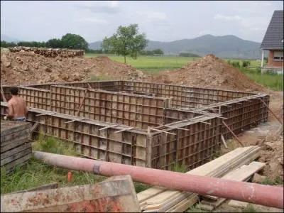 Cela se fait une fois l'excavation termine. Il comprend trois parties : la semelle, les murs de fondation et la dalle.