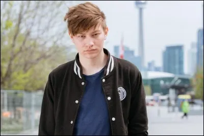 Quel est le joueur qui a battu les 5 dieux sur Smash Bros ?