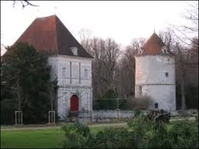 Vous avez sur cette image le donjon et le pigeonnier du château de La Houssaye-en-Brie. Commune francilienne, elle se situe dans le département ...