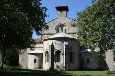 Nous sommes à présent en Auvergne-Rhône-Alpes devant l'église Saint-Pierre de Marnans. Commune de l'arrondissement de Vienne, elle se situe dans le département ...
