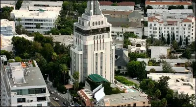 Dans quelle série aperçoit-on cette tour ?