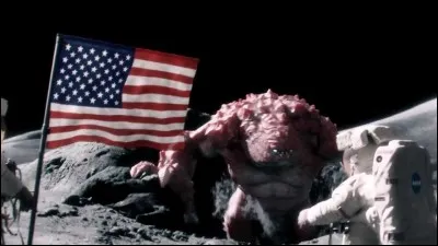 Pub Beans, des astronautes atterrissent sur une planète, malheureusement un énorme monstre les attaque et les massacre un par un, sauf un, il a eu le temps de se cacher, il se croit sauvé mais il se trahit !