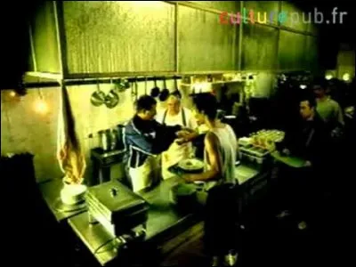 Dans cette pub Nomad, Guy Roux s'occupe personnellement de l'entraînement d'un jeune footballeur, celui-ci profite d'une soirée pour draguer une belle demoiselle ...