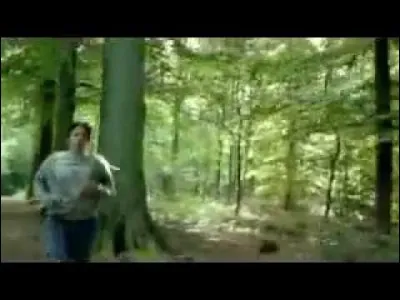 Pub étrangère pour une marque de GPS : En faisant son footing, il avale une mouche, arrivé chez lui, au moment de prendre sa douche ...