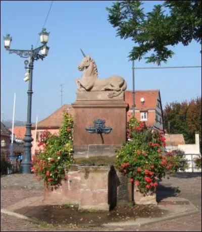 Dans quelle ville alsacienne ayant la licorne pour embl&egrave;me peut-on voir la fontaine de la licorne ?