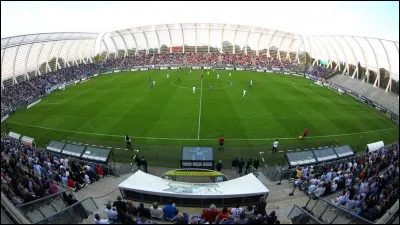 Dans quelle ville des Hauts-de-France se situe le stade de football "La licorne" ?