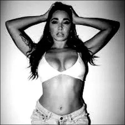 Cette ex-pornstar partageait vraiment son enthousiasme devant les caméras :