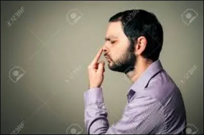 Qui se touche le nez quand il est stressé ?